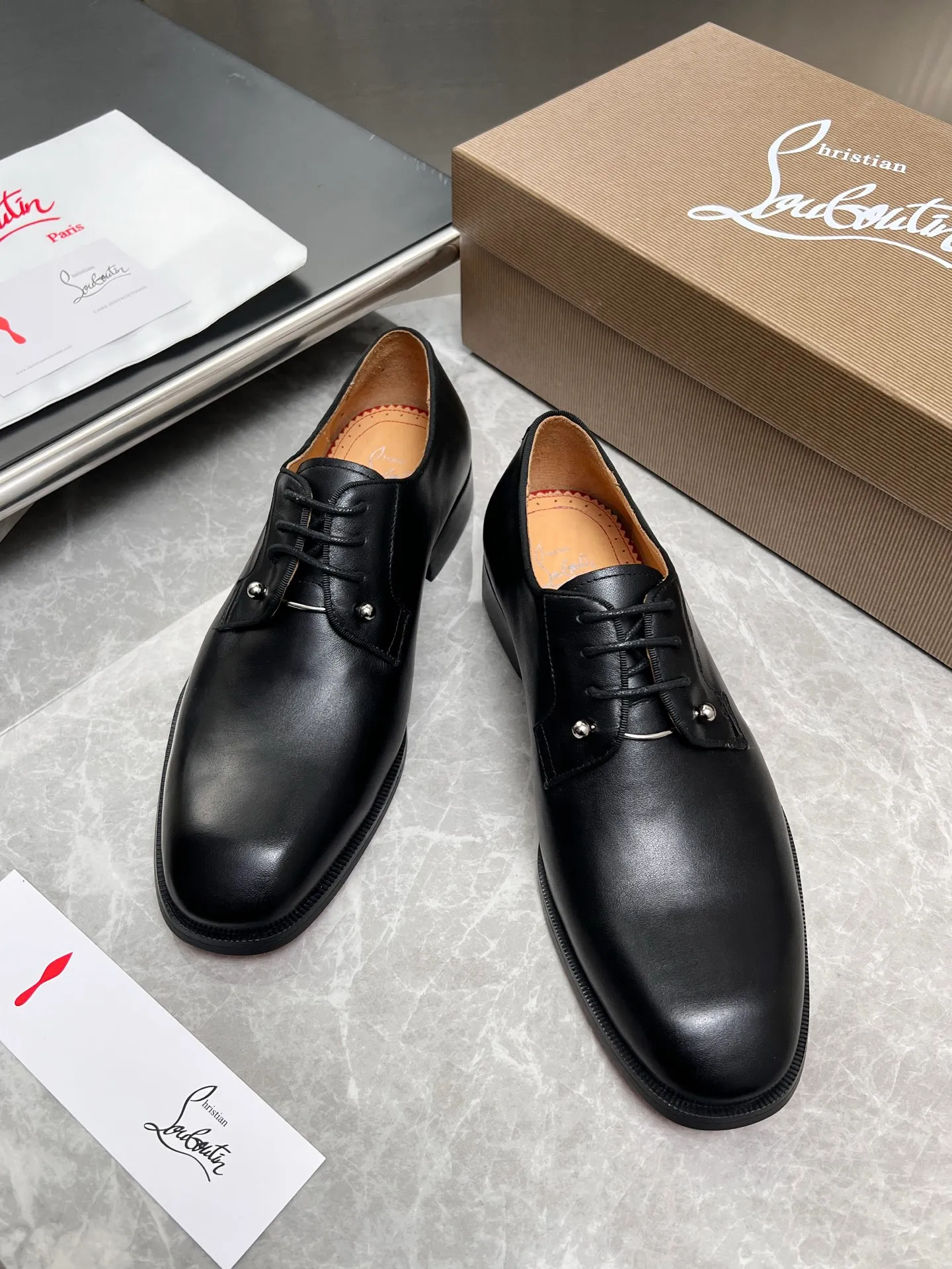 [CL red sole] Top P: 900💰 Number of yards: 39~44 (38.4546. Customized, non-refundable) CL new men's formal shoes Loaf leather shoes Christia* Loubouti* red sole shoes The red sole is luxurious and elegant, reshaping the style boundary of casual formal wear. It is extremely innovative in material selection, and creates a rich visual and tactile experience through the collision of different materials! Made of top-grade calfskin/glossy patent leather/spliced ​​technical fabric in contrasting colors. The upper is stitched by hand with fine and even stitching. It is based on the square-toe loafer shoe shape, with neat and elegant lines, which fits the toughness of men's wear. The upper is embellished with metal rivets, injecting individual details into classic loafers, breaking the mediocrity of casual shoes, and giving a concrete expression of "low-key luxury". From the original color/red cowhide lining inside the shoe to the instantly recognizable red sole, the "red sole" is not only the brand's visual identity, but also a "luxury codeword" when walking. The red sole exposed inadvertently conveys taste and identity instantly. From the innovative splicing of materials, to the personalized fusion of design, to the ingenious inheritance of craftsmanship, the Christian Louboutin men's loafer series is not only a pair of casual shoes, but also a "yuppie style" dressing weapon for men. Whether it is a casual business meeting or a casual look for daily travel, it can help you become a unique and stylish man in every occasion with its "red Loaf" attitude.